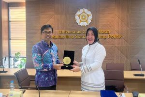 Read more about the article Komitmen Mutu Global FISIP Unila Diperkuat: Dekan Prof. Anna Zainal Tandatangani MoU Strategis dengan FISIPOL UGM