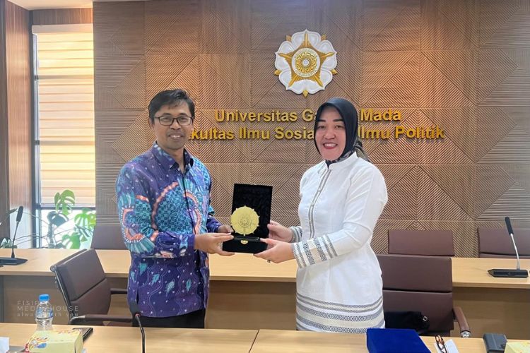 Read more about the article Komitmen Mutu Global FISIP Unila Diperkuat: Dekan Prof. Anna Zainal Tandatangani MoU Strategis dengan FISIPOL UGM