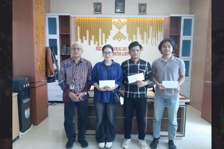 Read more about the article FISIP Universitas Lampung Serahkan Donasi bagi Mahasiswa Terdampak Bencana Alam
