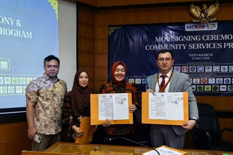 You are currently viewing FISIP UNILA Perkuat Jejaring Internasional melalui MoU Signing Ceremony dan Community Services Program ASPIKOM di UMY