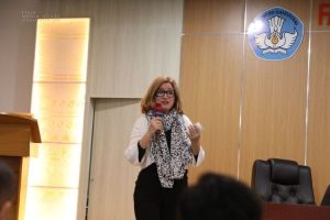 Read more about the article Kuliah Tamu Internasional Bahas Propaganda Selebriti dan Literasi Media Digital di FISIP Unila