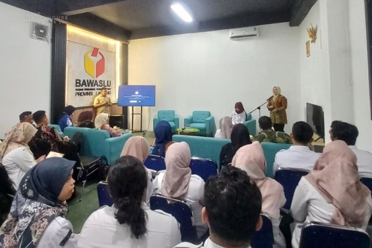 You are currently viewing ‎Pendidikan Lanjutan untuk Penguatan Demokrasi FISIP Unila Sosialisasi Program Pascasarjana di Bawaslu Lampung
